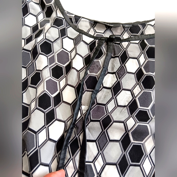 Apt. 9 Women's (Size 3X) Black, White, Gray Geometric Print Sleeveless Blouse - Picture 12 of 12